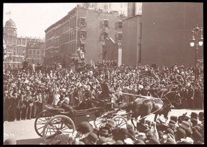 1899年、ニューヨーク、フィフスアベニューのデューイパレードで観客と馬車の眺め（シルバーゼラチンプリント）